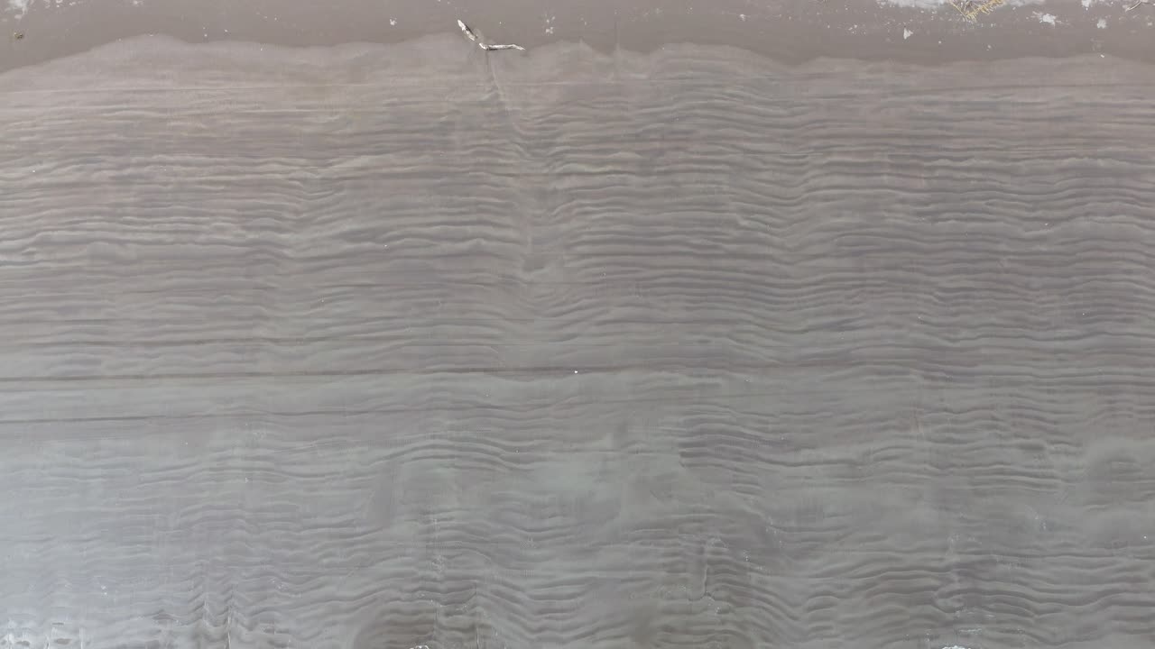 el océano y el mar se unen con ondas suaves y suaves y hermosa arena amarilla