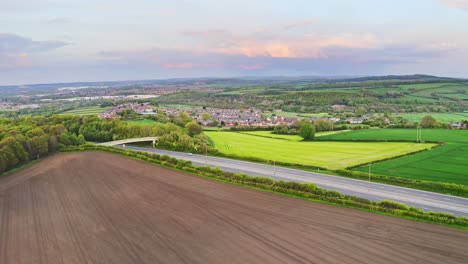 Toma-Aérea-De-Campos-Y-Bosques-Y-Colinas-En-Barnsley,-Norte-De-Inglaterra