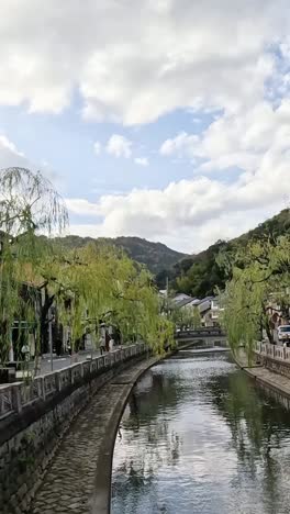 calma vía fluvial a través de un pueblo tradicional