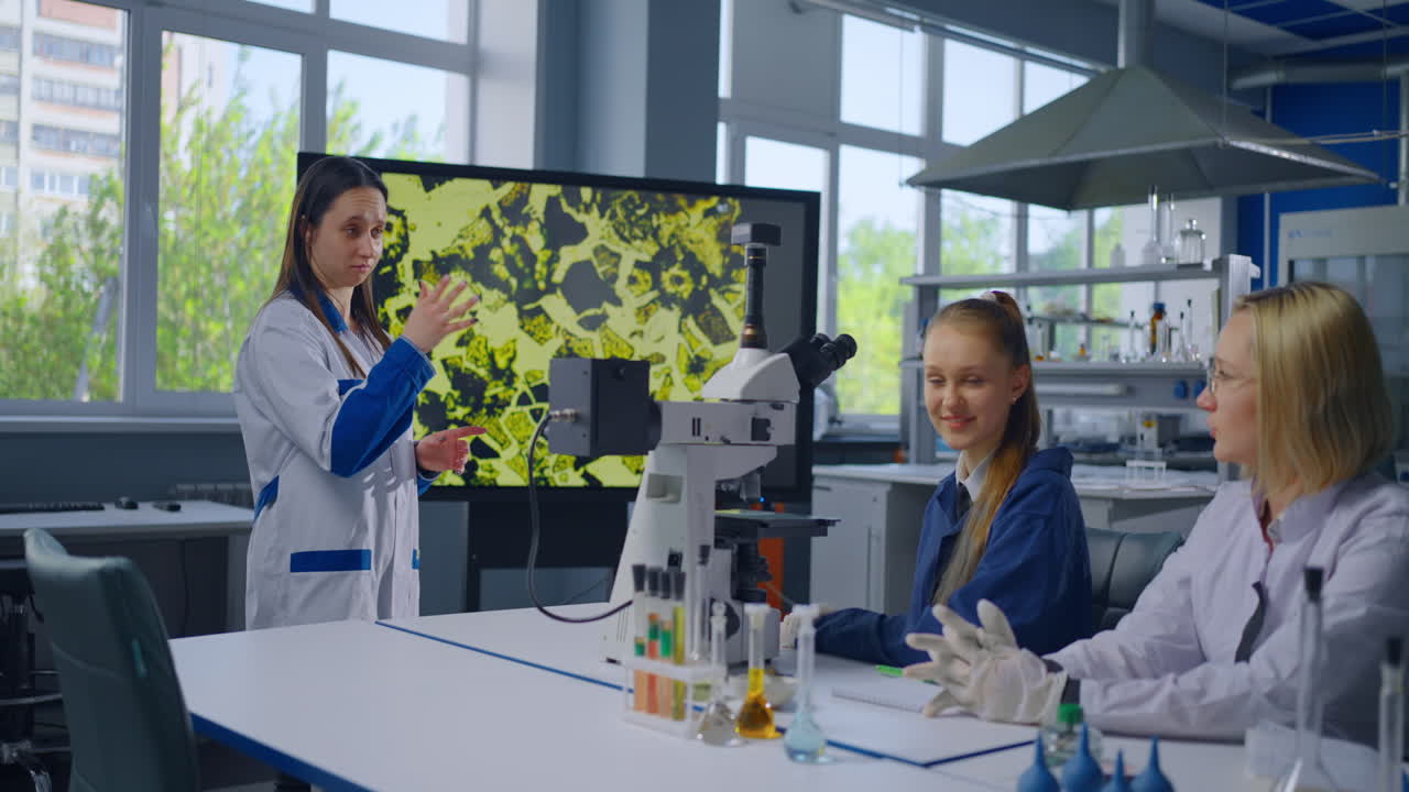 ученые в лаборатории