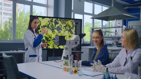 científicos en un laboratorio