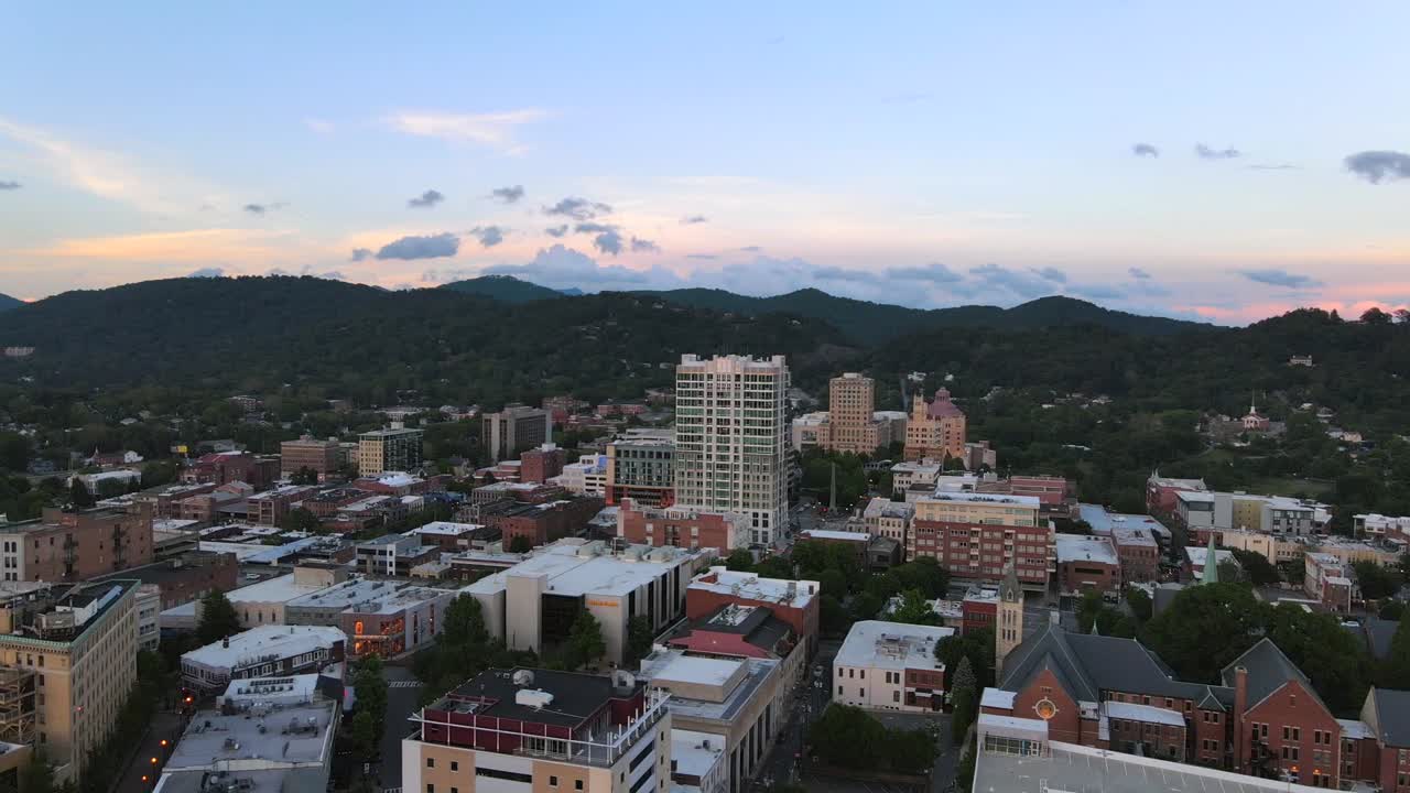 황혼 3에 시내 애슈빌 노스 캐롤라이나 상공 공중