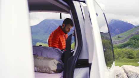 parque nacional de aiguestortes hombre trekker escalador que vive en una furgoneta estacionada en una ubicación impresionante increíble