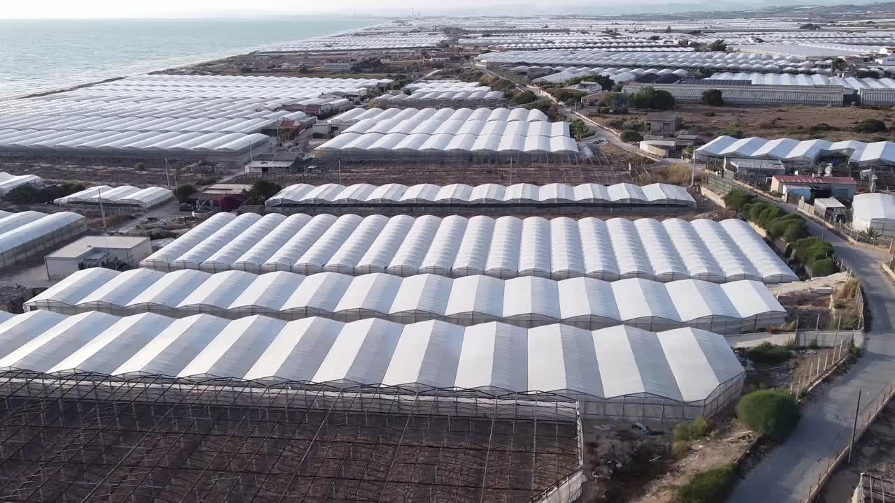 toma dramática de tierras de cultivo de invernadero en italia