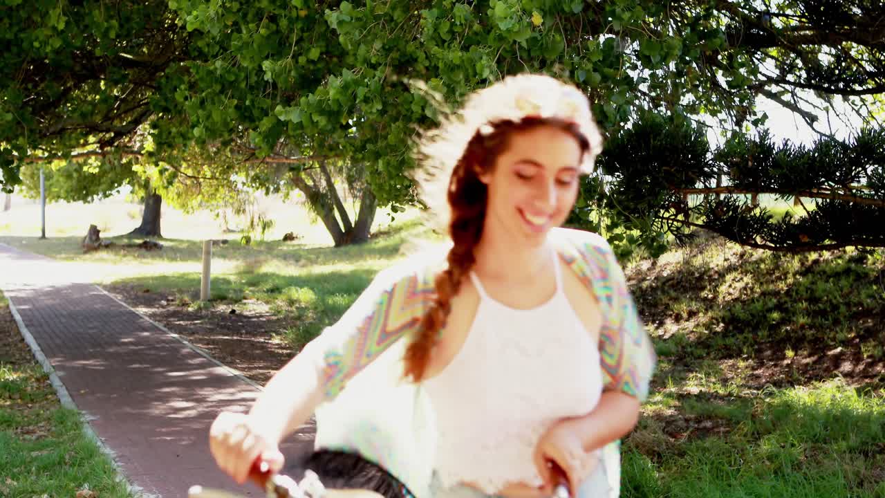 pareja caminando con bicicleta 4k