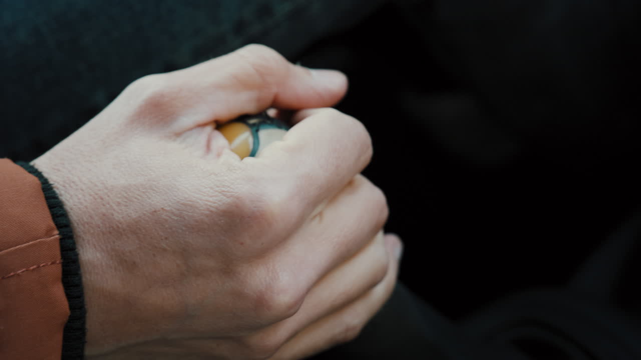 La mano di un uomo cambia le marce di un'auto con cambio manuale.