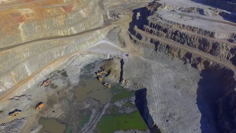 Schwere-Maschinen,-Die-In-Te-Riotinto-Arbeiten,-Luftaufnahme-Der-Kupfermine-Im-Tagebau