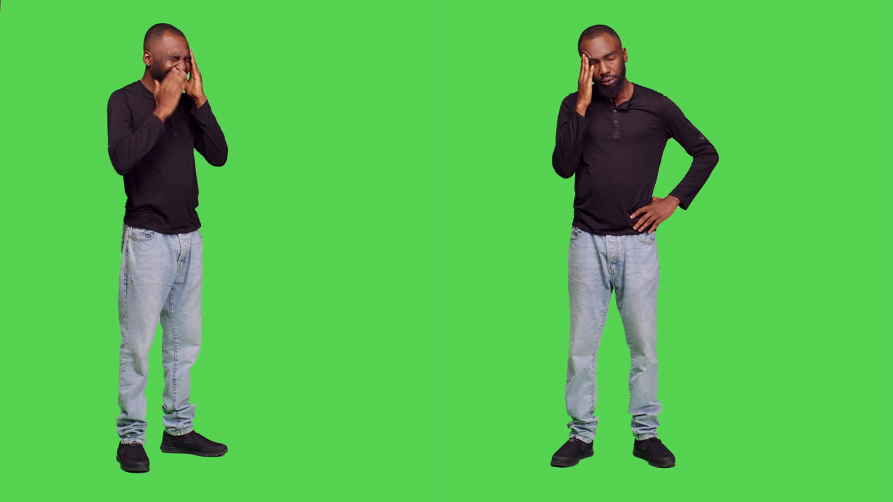 Homem expressando tristeza e frustração em tela verde