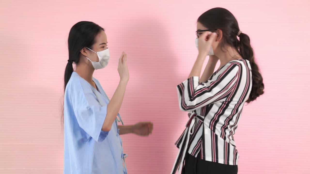 행복한 친구들은 얼굴 마스크를 벗고 서로 밀접하게 포옹합니다.