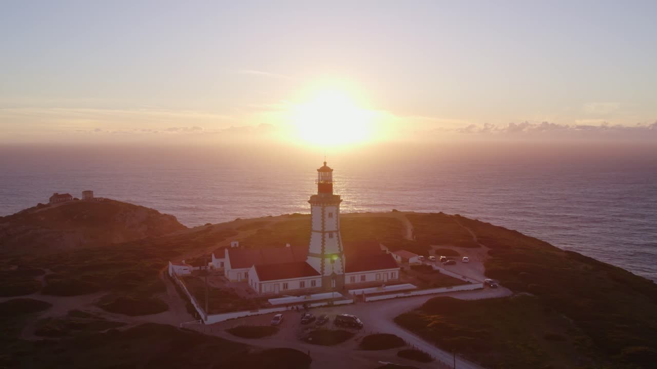 Vista aerea di Cabo Espichel con faro, scogliera, tramonto, che mostra un ampio paesaggio costiero in Portogallo