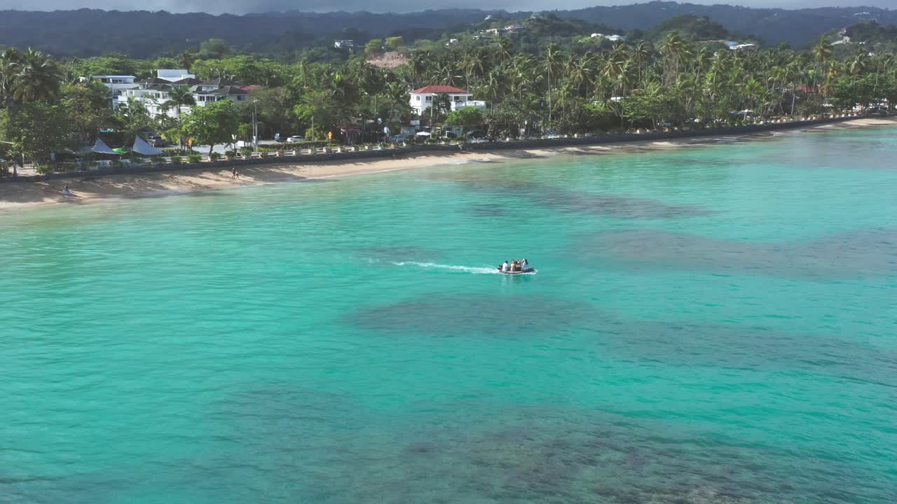 los turistas se divierten en lancha motora en playa punta popy, las terrenas en república dominicana