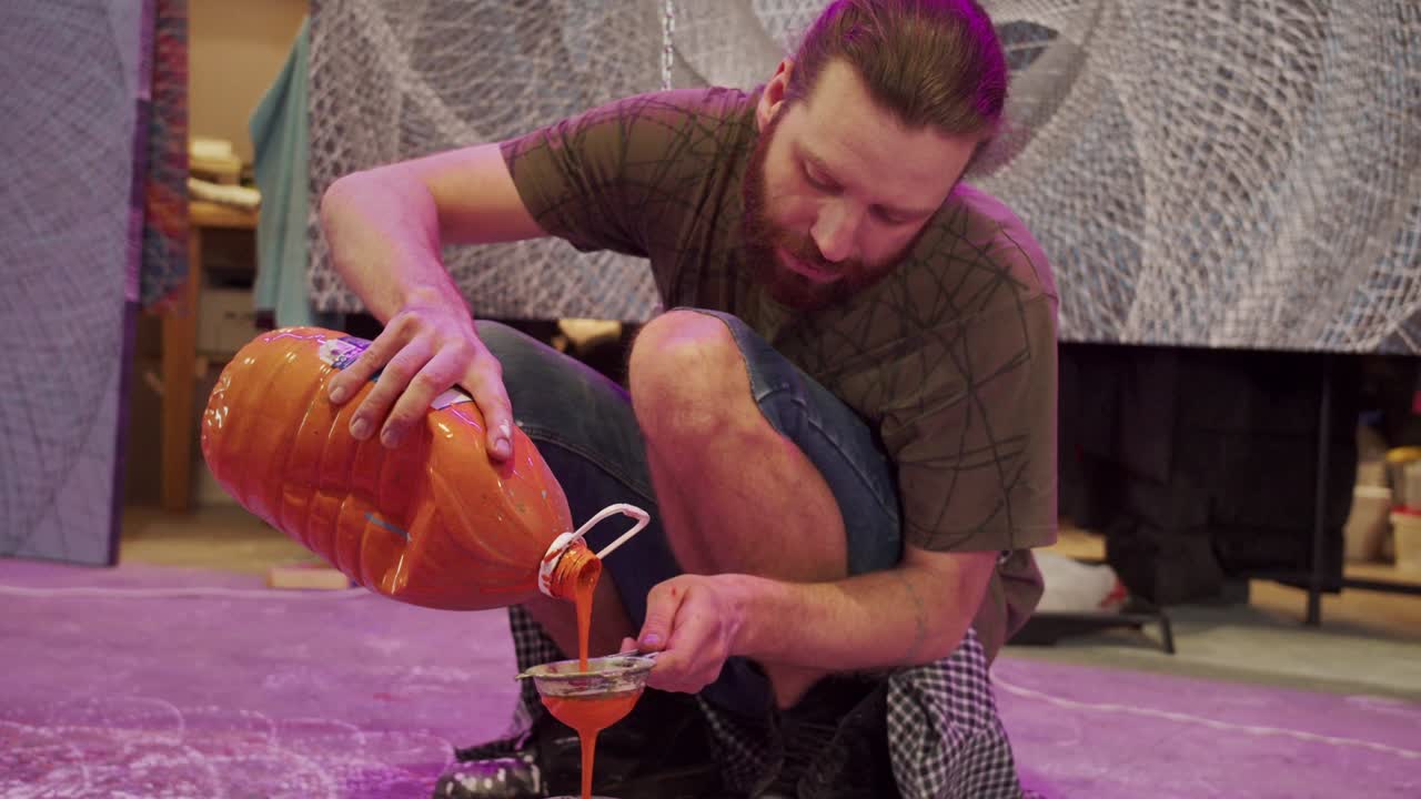 재능있는 화가가 페인트를 필터링하고 있습니다.