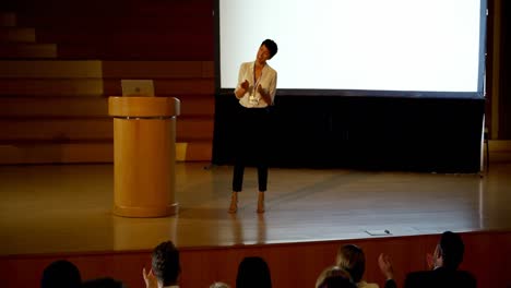 joven empresaria asiática hablando en un seminario de negocios en el auditorio 4k
