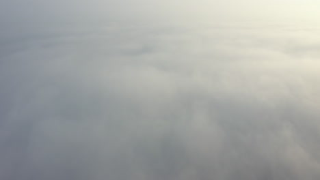 el cielo nublado