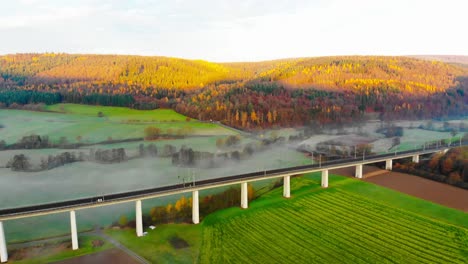 Flug-über-Eine-Neblige-Eisenbahnbrücke-Am-Morgen