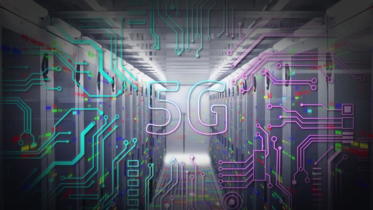 animación de texto 5g, placa de circuitos y procesamiento de datos a través de servidores informáticos