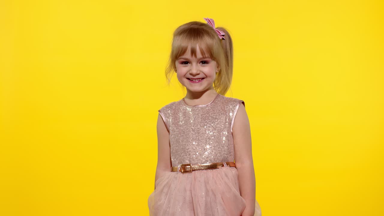 Bambina impressionata. Sorpresa perfetta. Notizie entusiasmanti. Reazione wow. Bambina stupita e meravigliata che ride.