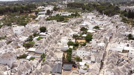 imágenes aéreas de drones de alberobello, puglia, italia