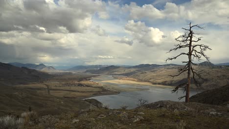 capturando la belleza del lapso de tiempo del río thompson uniéndose al lago kamloops desde battle bluff