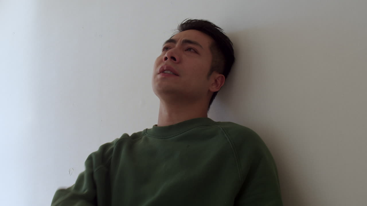 집에 있는 슬픈 남자