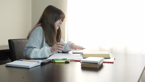 chica estudiando en el escritorio