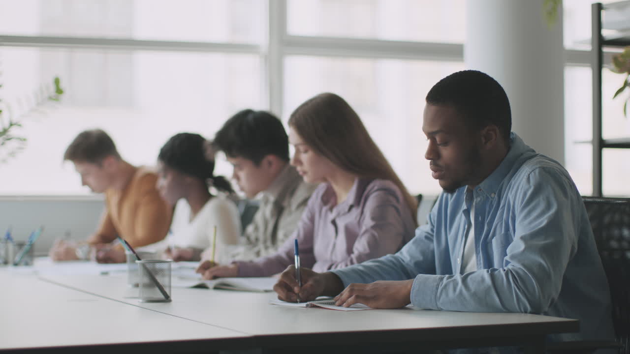 estudiantes que estudian en un aula