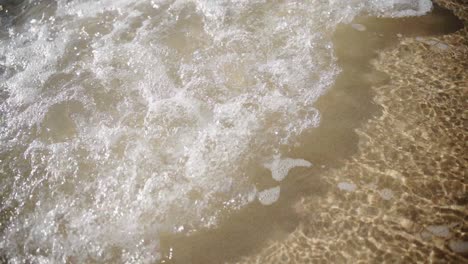 Surfwellen-An-Einem-Sonnigen-Strand-Von-Noosa-Heads-In-Queensland,-Australien