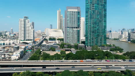 Timelapse-De-Una-Ciudad-Moderna-De-Bangkok-Con-Bts,-Autopista,-Iconsiam-Y-Un-Río