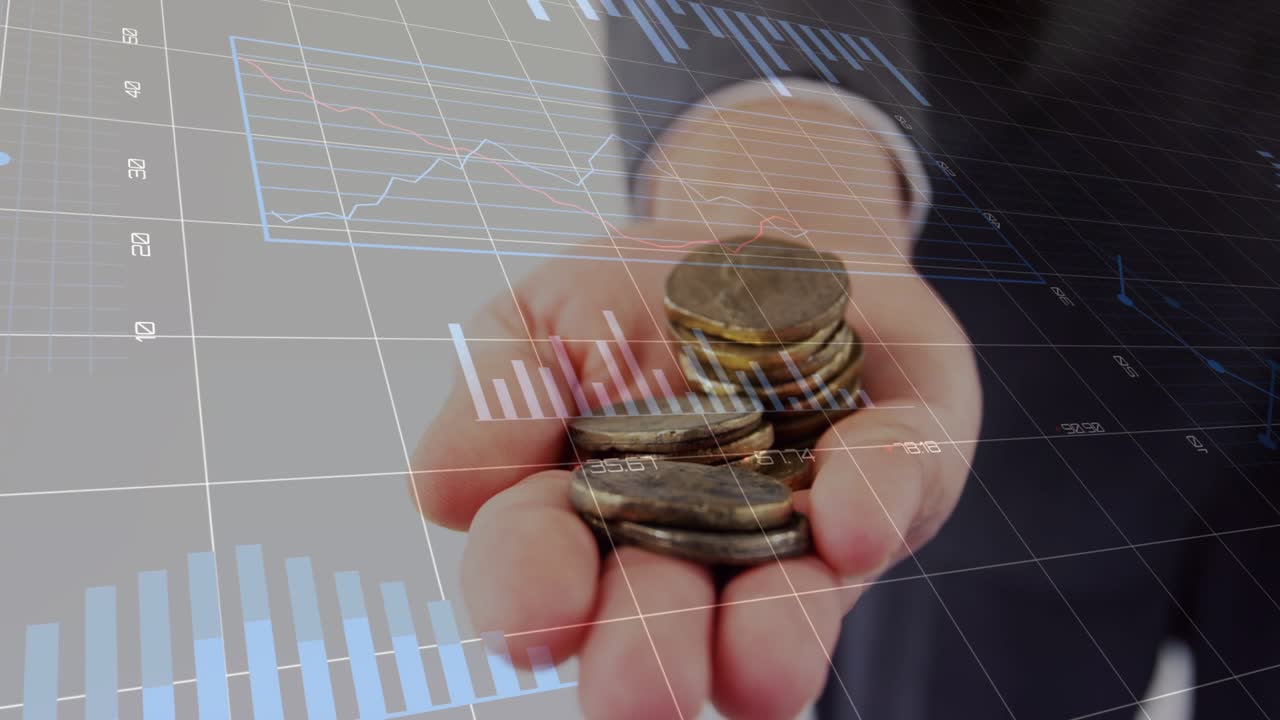 Telecamera che avanza, uomo adulto che offre monete mentre grafici finanziari si sovrappongono, mostrando valore