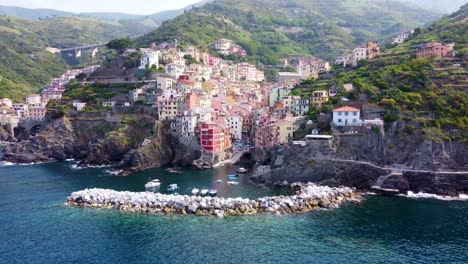 Die-Atemberaubende-Küste-Der-Cinque-Terre,-Riomaggiore