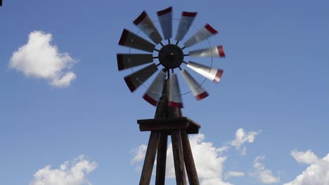 inclinación desde la base hasta las aspas de un molino de viento agrícola tradicional