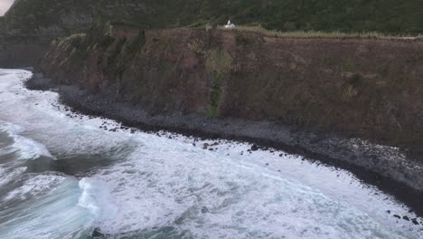 Revela-Una-Toma-De-Un-Acantilado-Escarpado-Con-Una-Iglesia-En-La-Isla-De-Flores,-Aérea