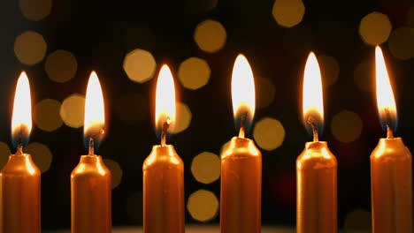 animación de formas rojas que se mueven sobre velas de pastel de cumpleaños encendidas y luces bokeh