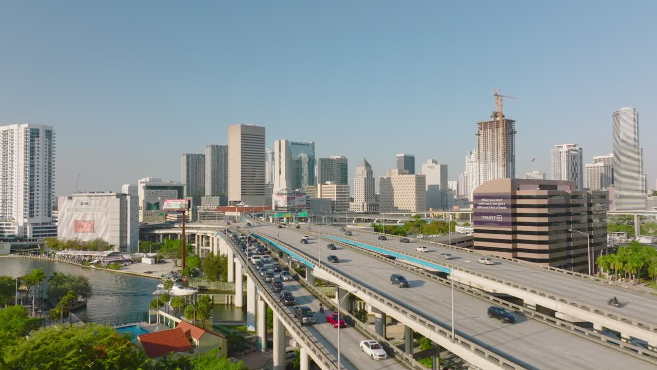고도 다리 고속도로 에서 운전 하는 자동차 들. 배경 에 있는 현대적 인 고층 아파트 건물 들. 마이애미, 미국