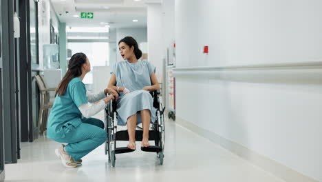 médico, paciente en silla de ruedas