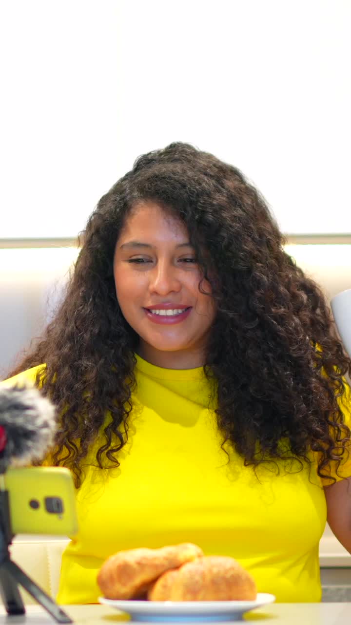 Donna che registra un video blog con cibo e bevande