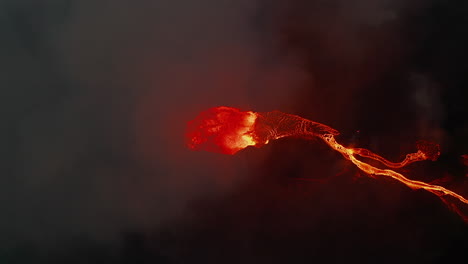 Vista-Aérea-Nocturna-Del-Cráter-Del-Volcán-Activo-Y-Espectáculo-De-Lava.-Corriente-Que-Fluye-De-Lava-Fundida-En-Pendiente.-Volcán-Fagradalsfjall.-Islandia,-2021