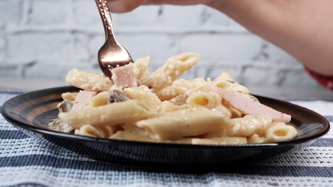 햄과 버섯이 들어있는 크림 파스타