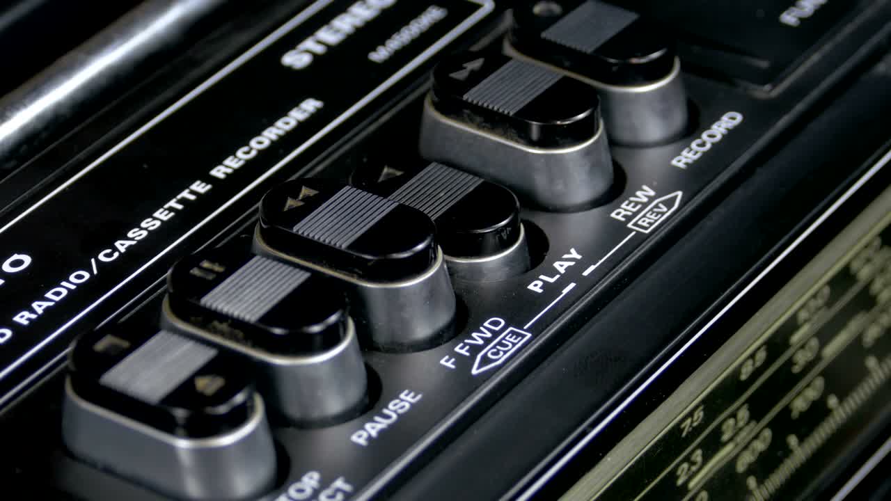 presionando el botón de reproducción en un grabador de cinta vintage