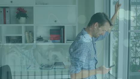 animación del procesamiento de estadísticas sobre el hombre usando un teléfono inteligente