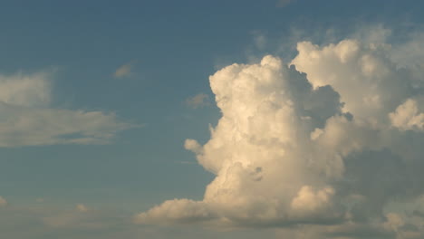 Lapso-De-Tiempo-Genérico-De-Nubes-Esponjosas-Que-Se-Forman-Y-Se-Disuelven,-Hora-Dorada