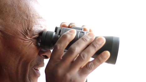 hombre mirando a través de binoculares mirar hacia el futuro con la gente stock video stock footage