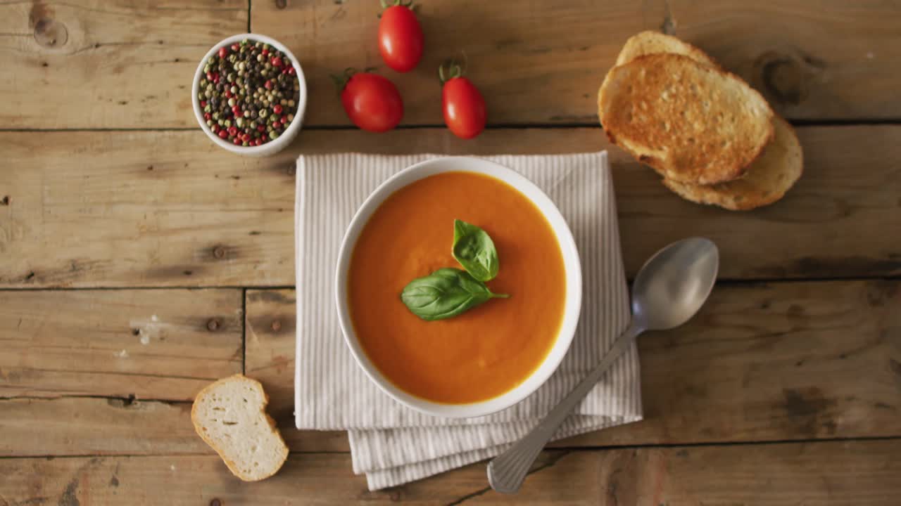 토마토 와  이 있는 나무 테이블 에 있는 그 에 있는 크림 토마토 수프 의 비디오