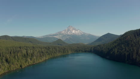 Toma-Aérea-Descendente-Del-Control-Deslizante-Del-Monte-Hood-Sobre-El-Lago-Perdido