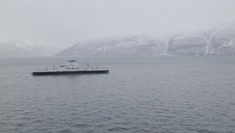 Fähre-Segelt-An-Der-Küste-Norwegens