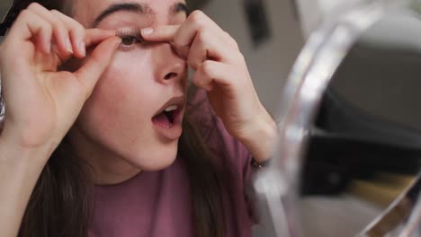 mujer transgénero caucásica no binaria haciendo maquillaje