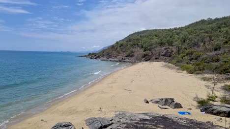 Zeitraffer-Von-Meereswellen,-Die-Am-Sandstrand-Brechen