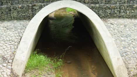 vista del canal del río en el parque, pequeño puente de piedra, inclinado hacia arriba