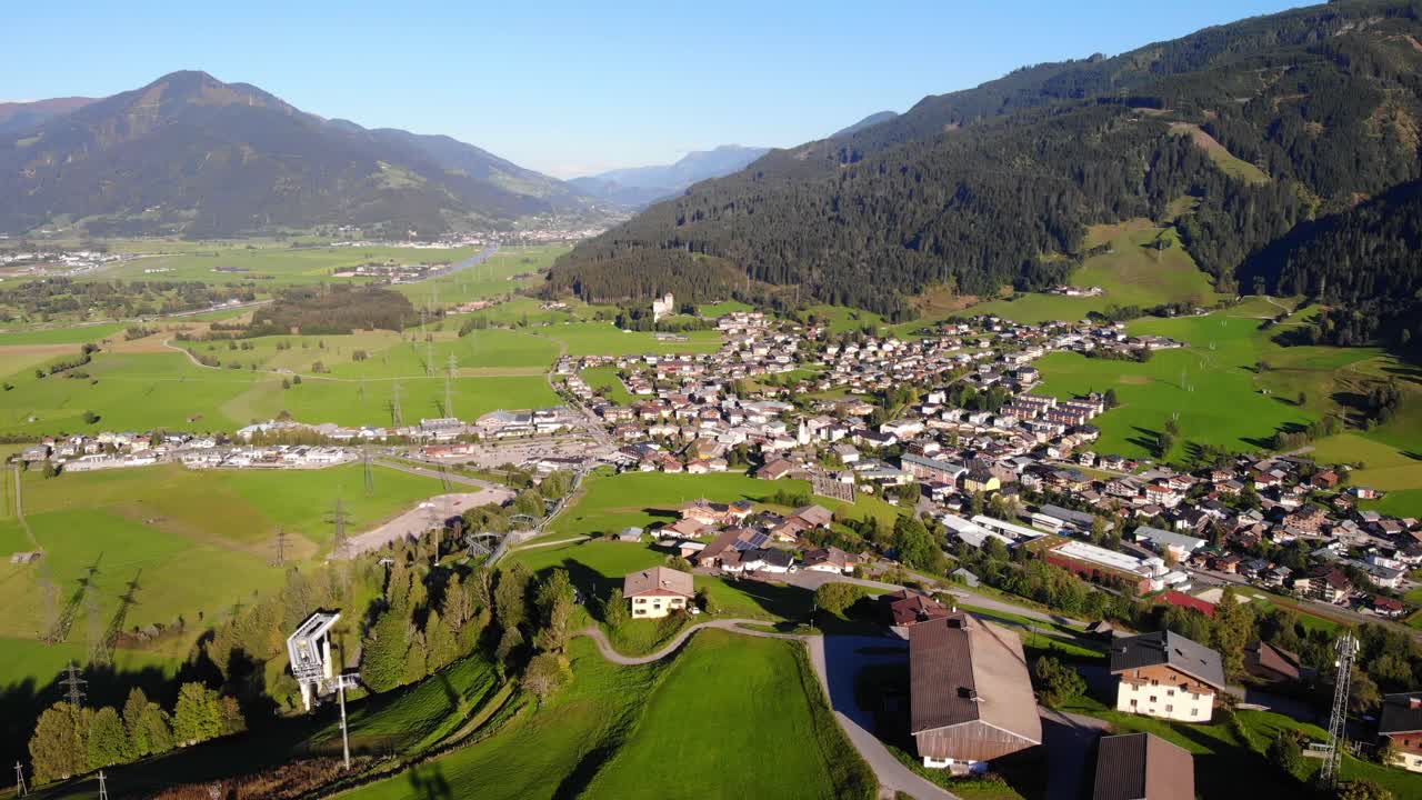 hermoso pueblo junto a las montañas en kaprun austria - toma aérea