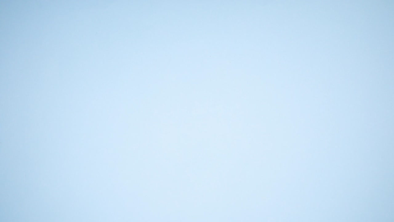 sándwich en plato blanco aparecen en la mesa con jugo para el desayuno - detener el movimiento